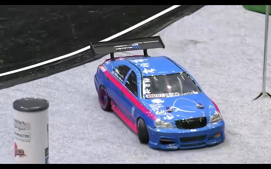 不可思议国外进行遥控赛车比赛现场