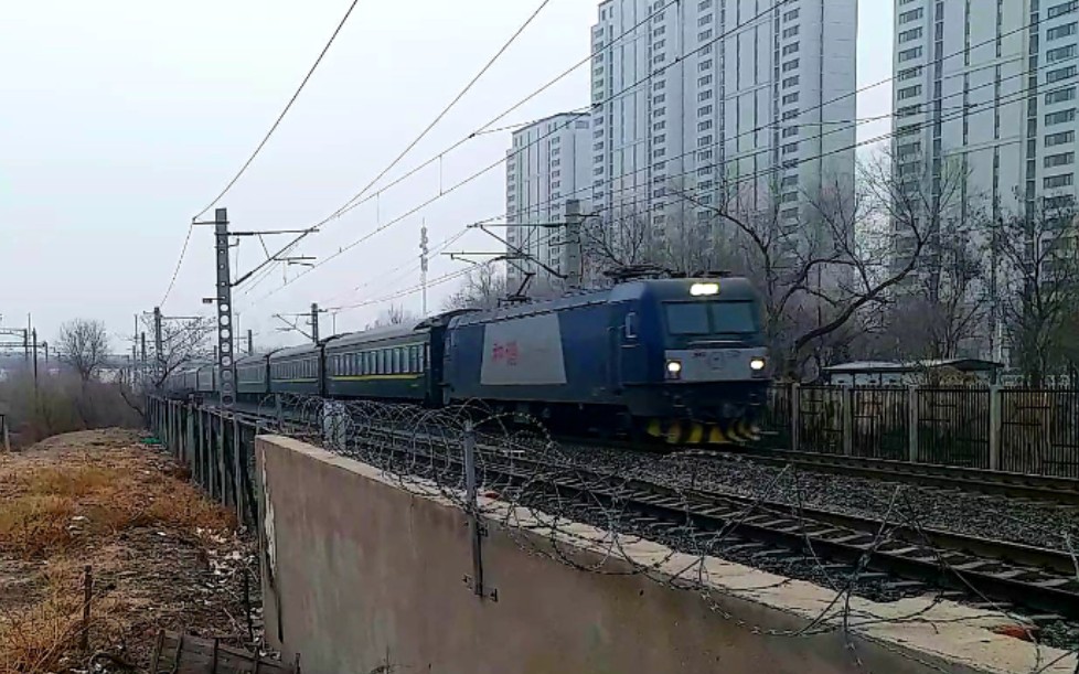 哈尔滨西开往重庆的k1062次鸣笛通过天津站四号楼_哔哩哔哩_bilibili