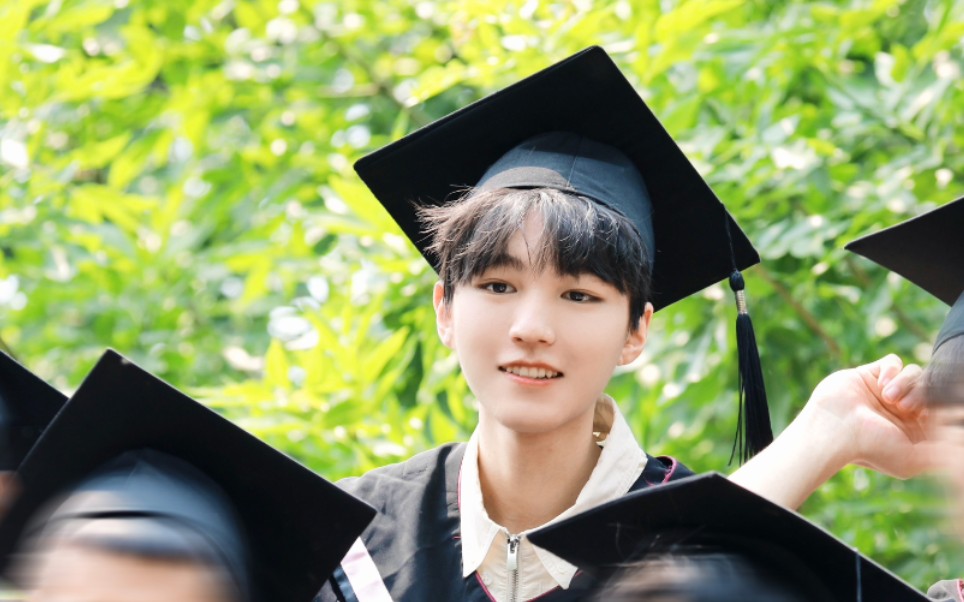 王俊凯大学毕业图片