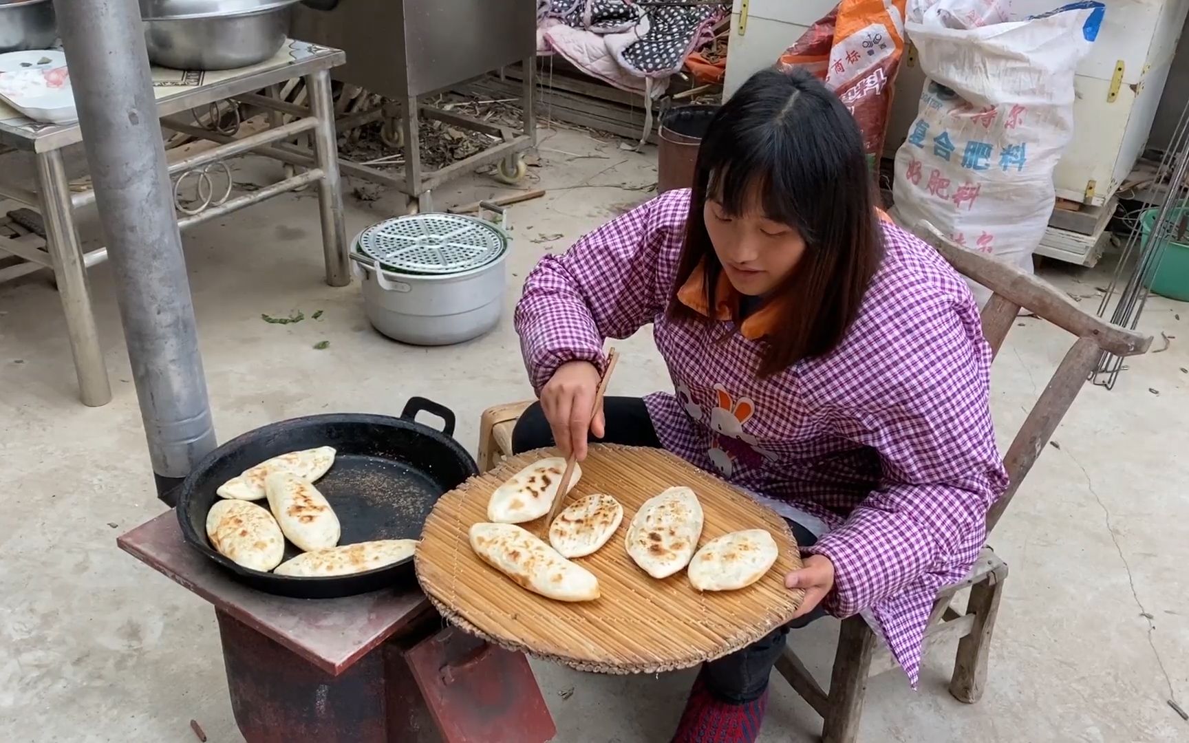 媳妇在家做空心烧饼,烙好跟卖的也没啥区别,婆婆尝尝直夸真好吃
