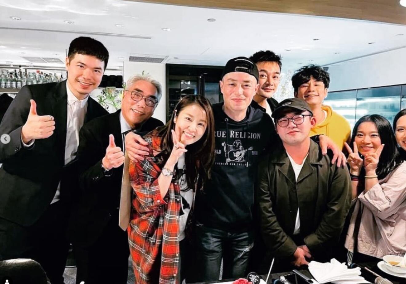 林心如夫妇与好友聚会,霍建华疑喝酒满脸通红,搂爱妻露幸福笑容