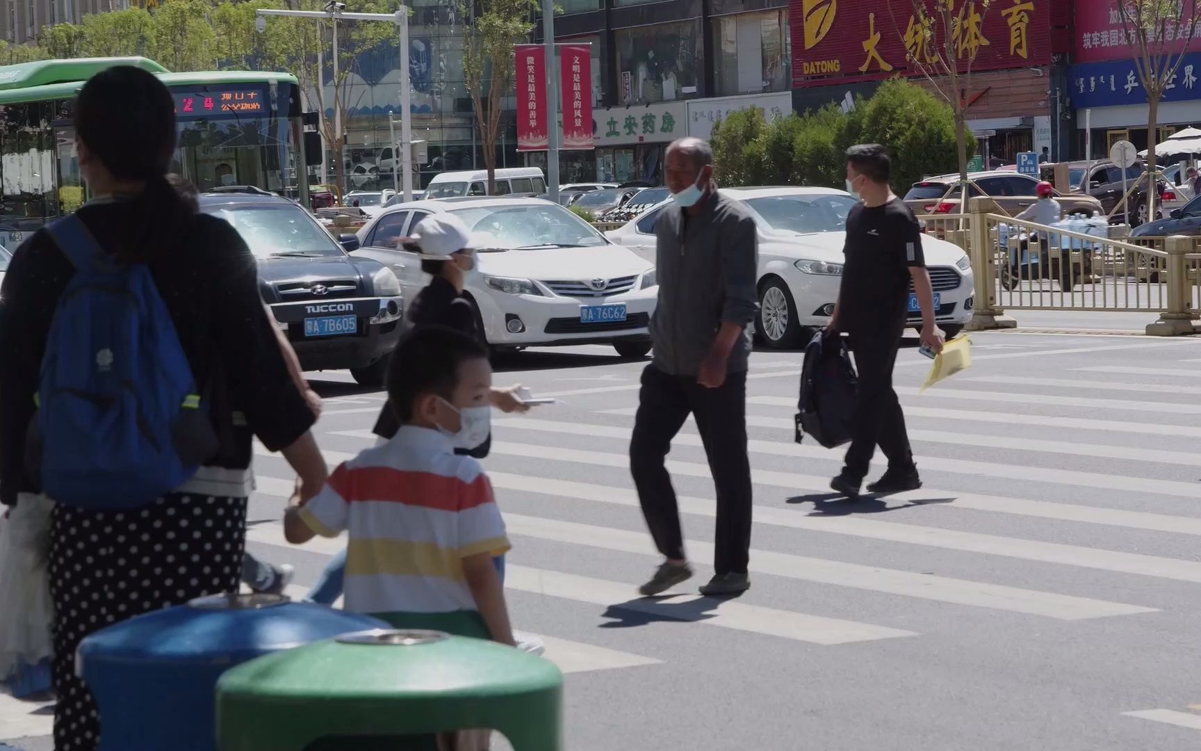 [图]【呼市街头社会实验】开车经过斑马线，你能做到文明驾驶礼让行人吗？