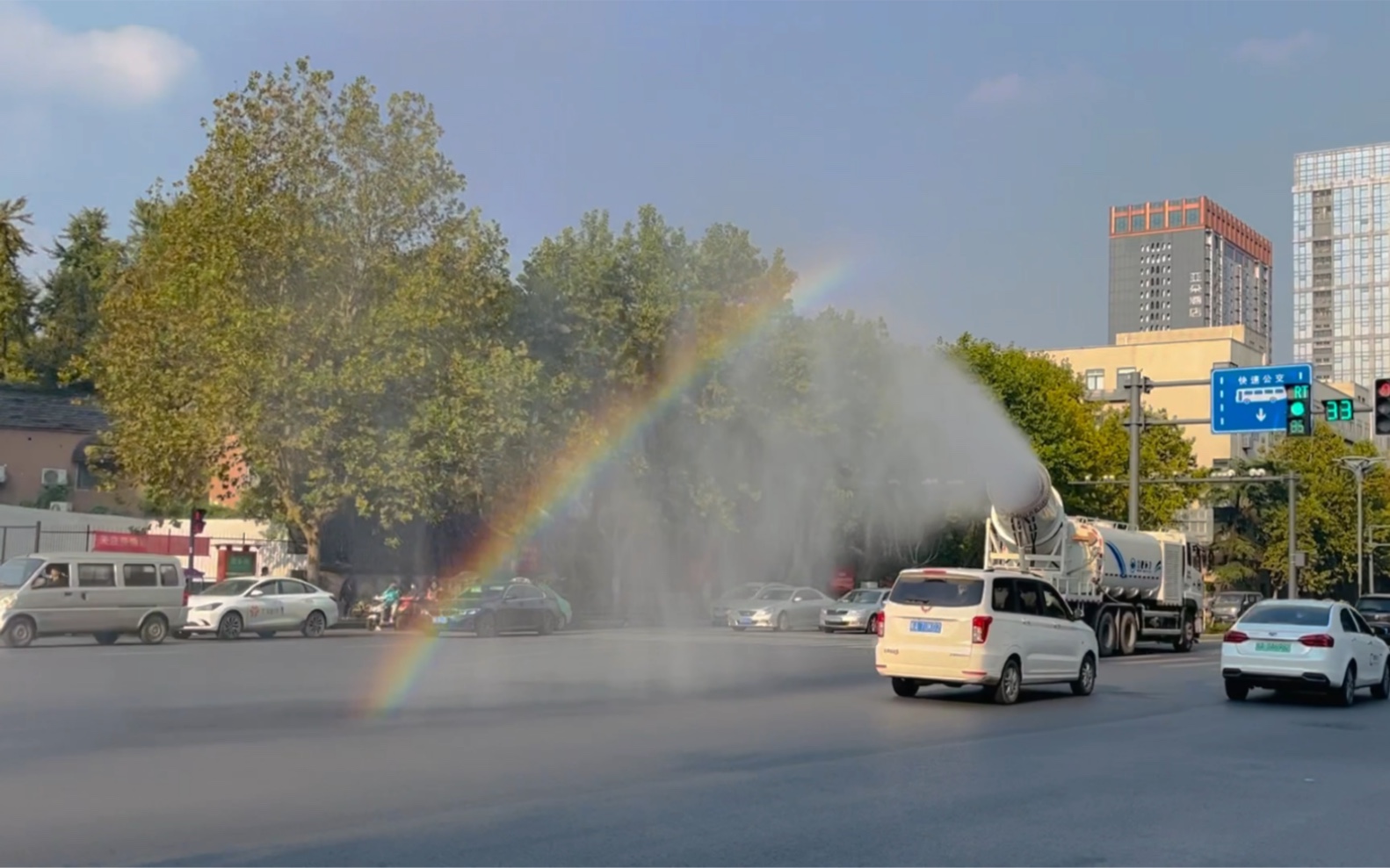 愉快的彩虹洒水车