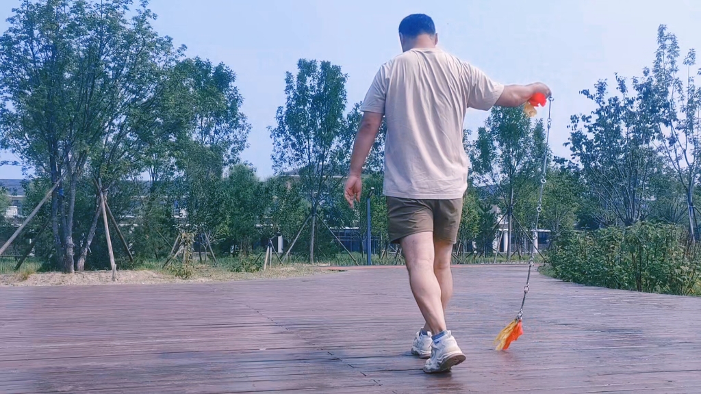 九节鞭,二斤半实战鞭,技法以抽劈扫抖扎为主.