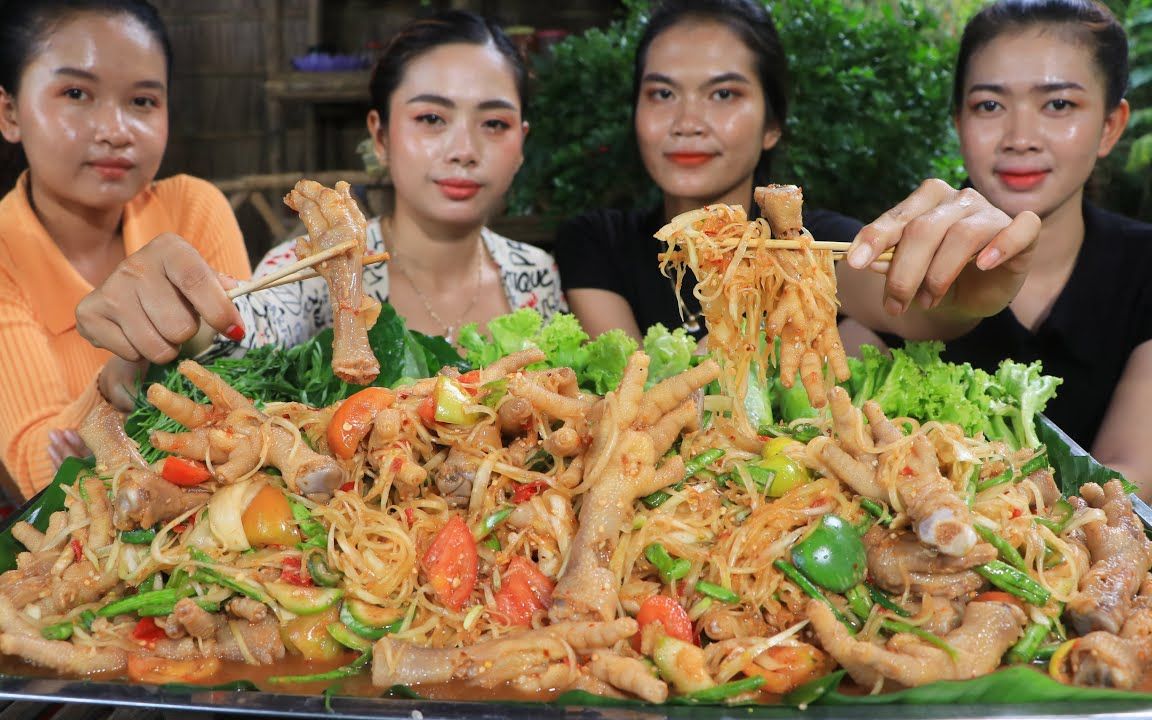 [图]泰国姐妹花对美食的手艺真的绝了，一锅舂鸡脚，馋到流口水啦