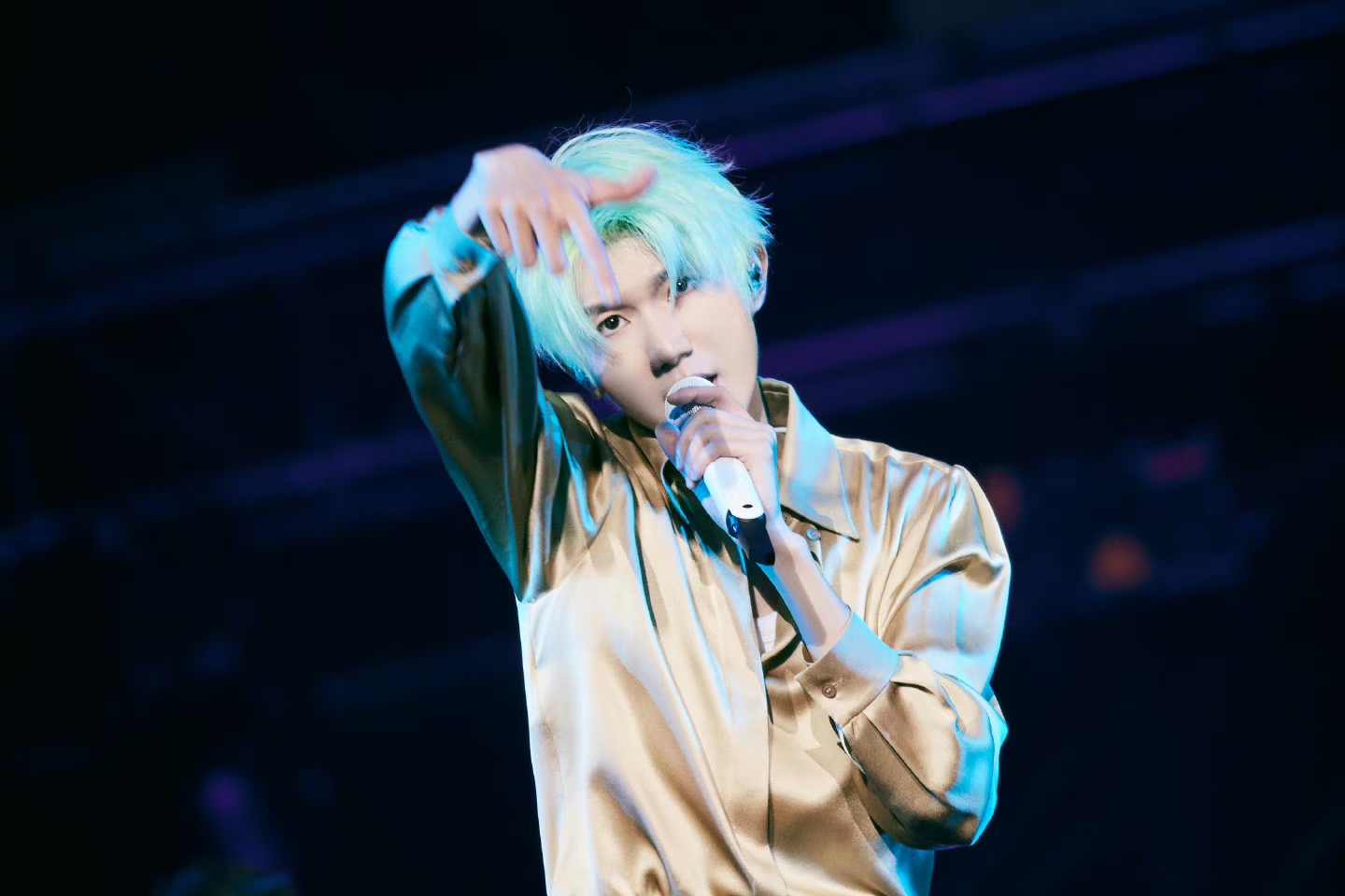 王源客厅狂欢巡回演唱会九年的青春却一次都没能去看他们三的演唱会.