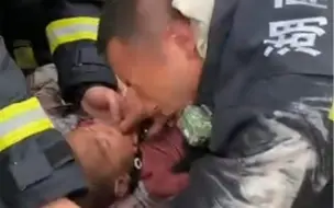 Télécharger la video: 孩子的一句警察救救我，瞬间泪目