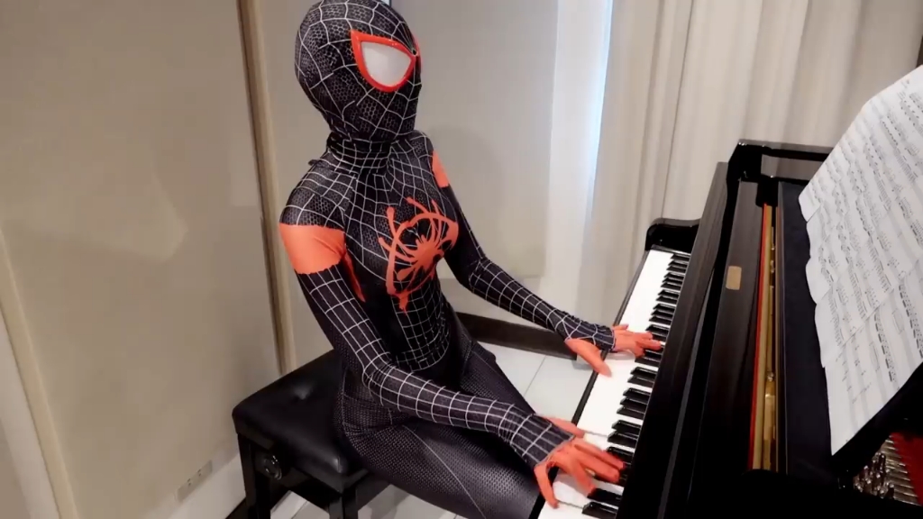 pan piano小姐姐蜘蛛侠造型演奏《sunflower》.