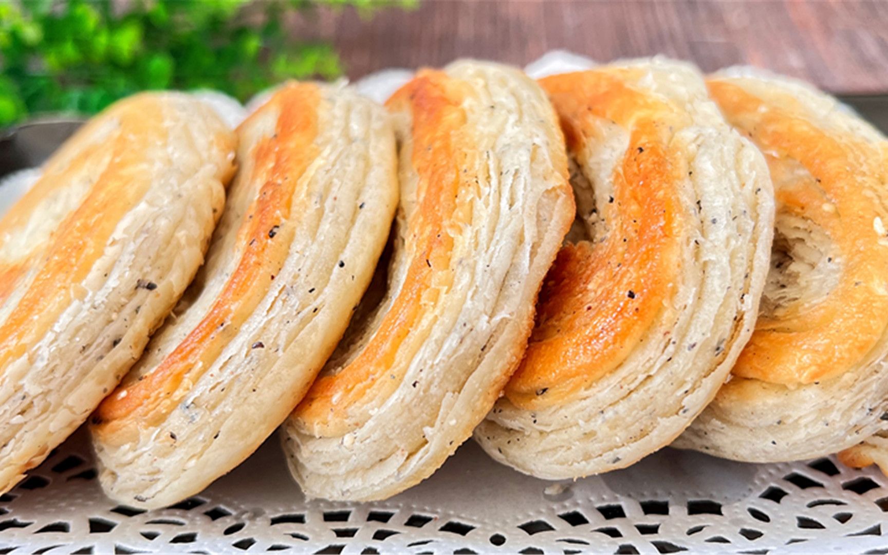 椒盐千层饼,外酥里软,层次清晰可见,咬一口满嘴香