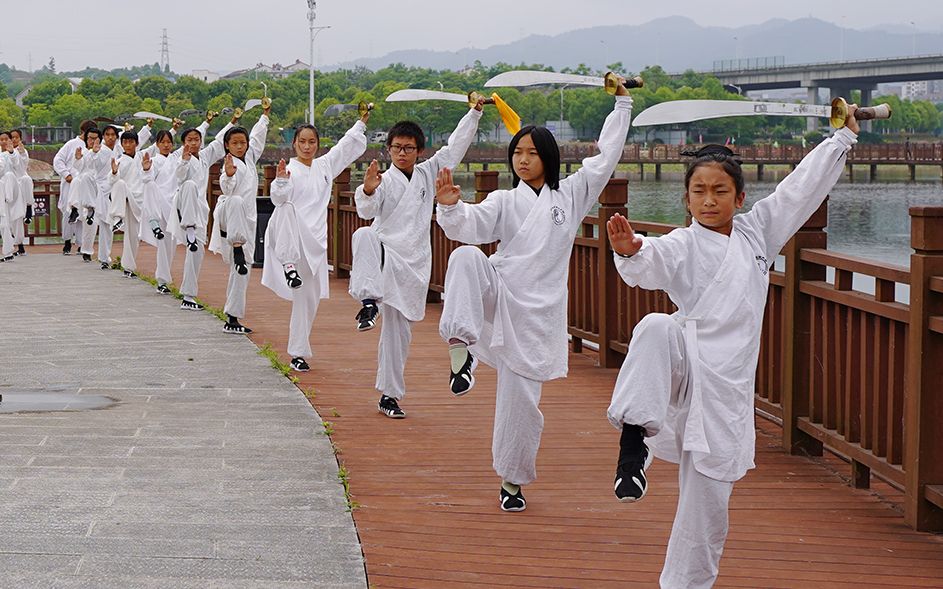 [图]武当少年习刀法：传承一代一代，教学一招一招，文化后继需有人