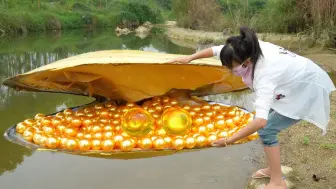 Скачать видео: 感谢老天！女孩从变异的河蚌肚子里摘下了金珍珠