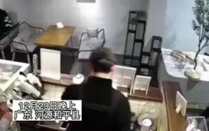 Скачать видео: 民警买奶茶一眼认出店员是嫌犯，当场将其抓获