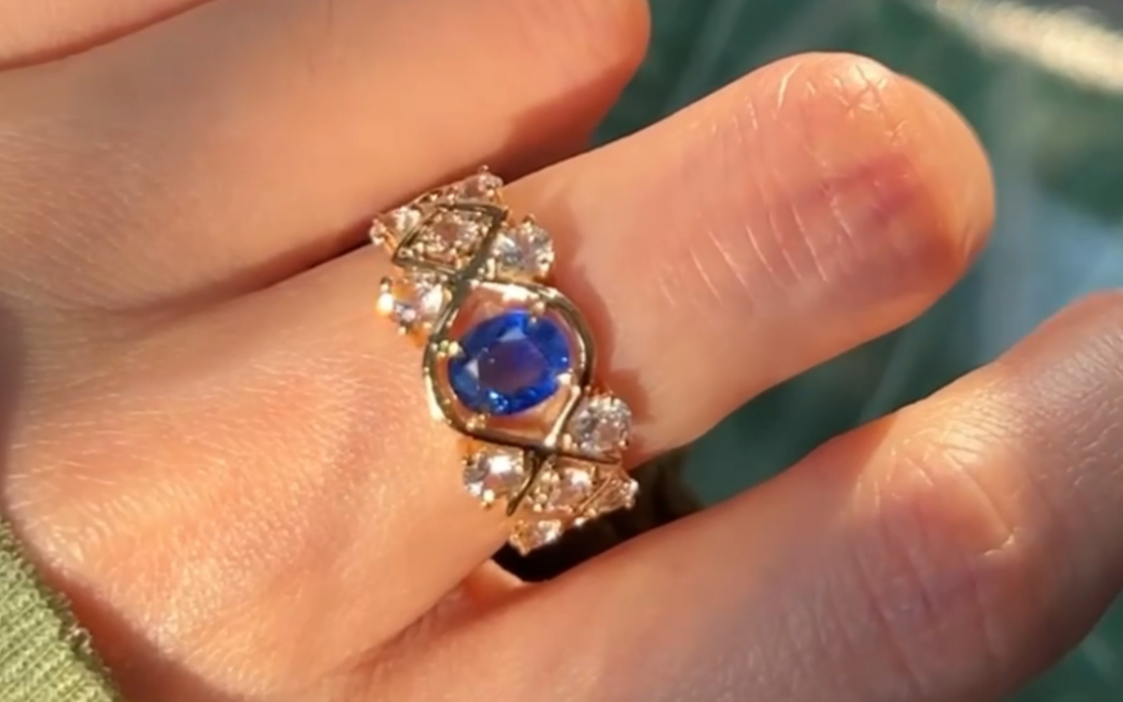 戒指:18k黄金蓝宝石戒指主石:0.87ct配石白蓝宝:1.12ct净金月:4.