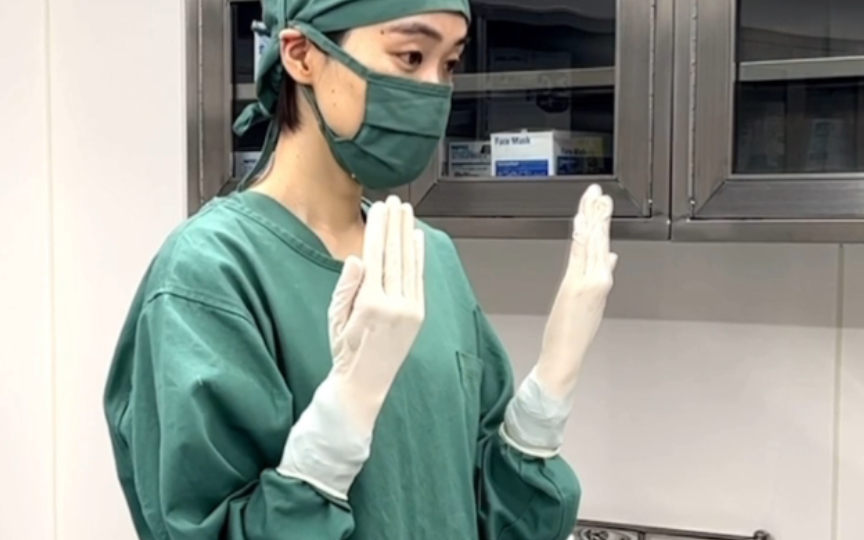 【角色扮演】-实习护士妹妹戴上手术手套准备手术