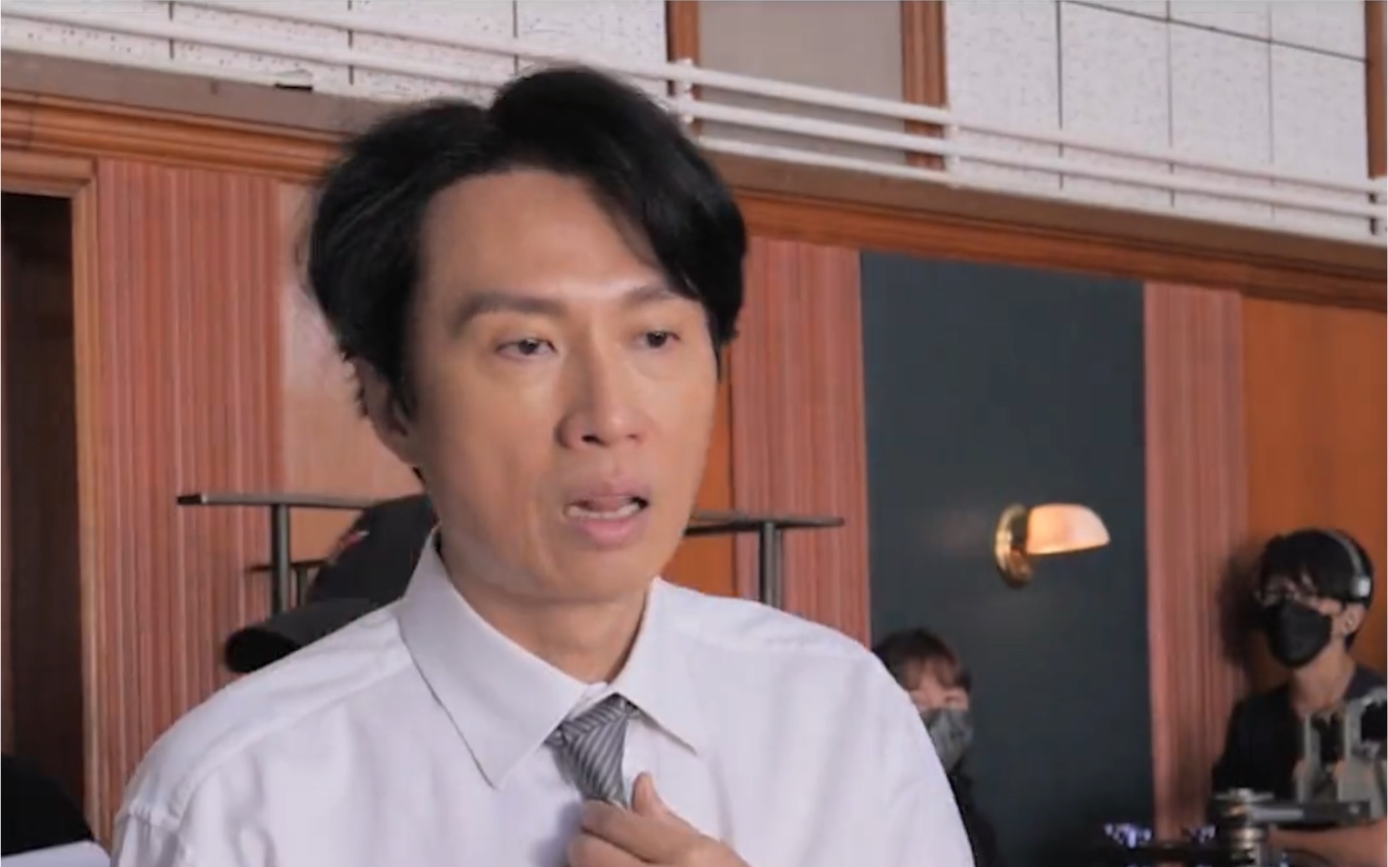 《毒舌律师》黄子华镜头外搭戏全情投入带动群演情绪顺利完成拍摄