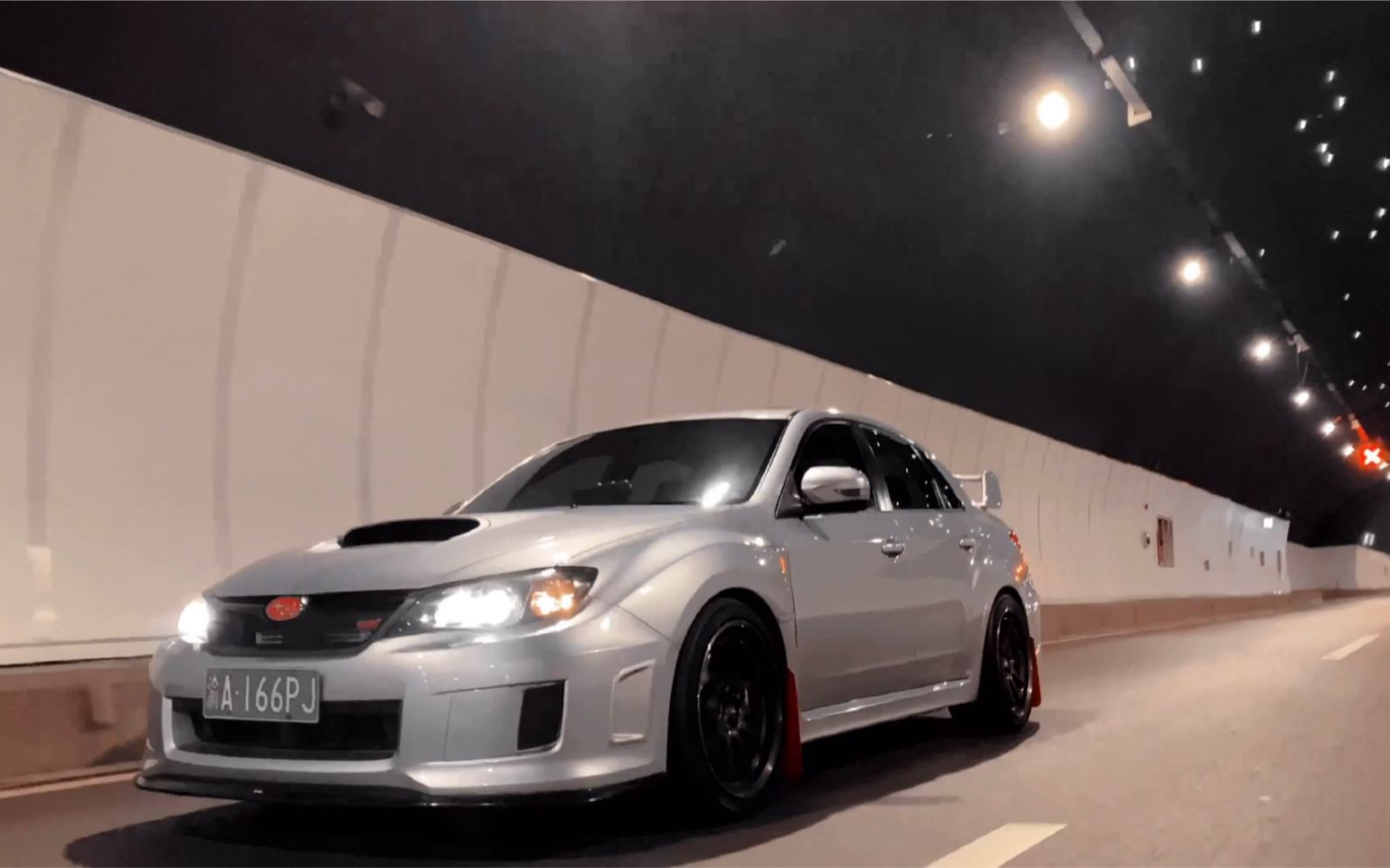 速度与激情韩同款银色10代sti夜间山城疾走