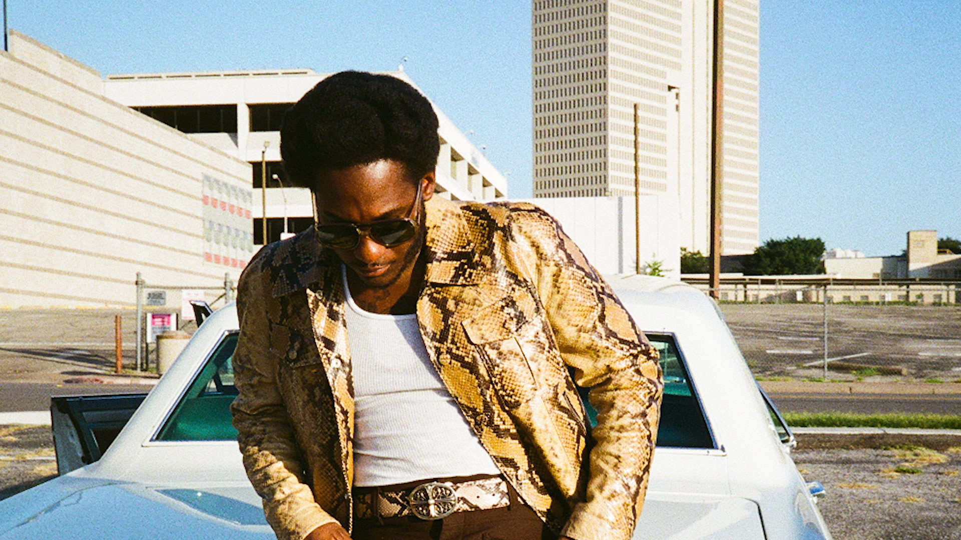 Leon Bridges「Laredo (Official Visualizer)」