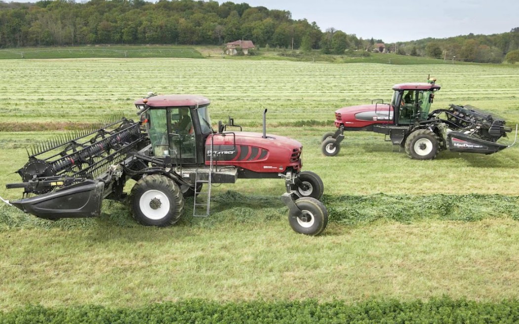 两台麦克唐(macdon)自走式割晒机搭载约翰迪尔导航系统进行苜蓿收割