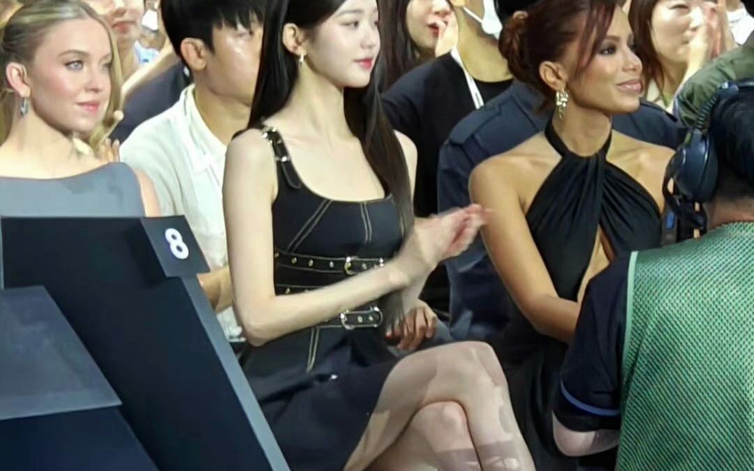 坐姿就能看得出她的仪态真的好绝,每场活动都不弯腰不驼背,天生女明星