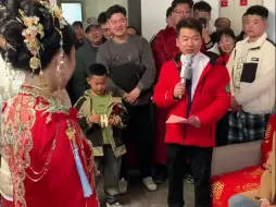 Descargar video: 主持了十几年婚礼，头一回见这么年轻的姑和姑父😄