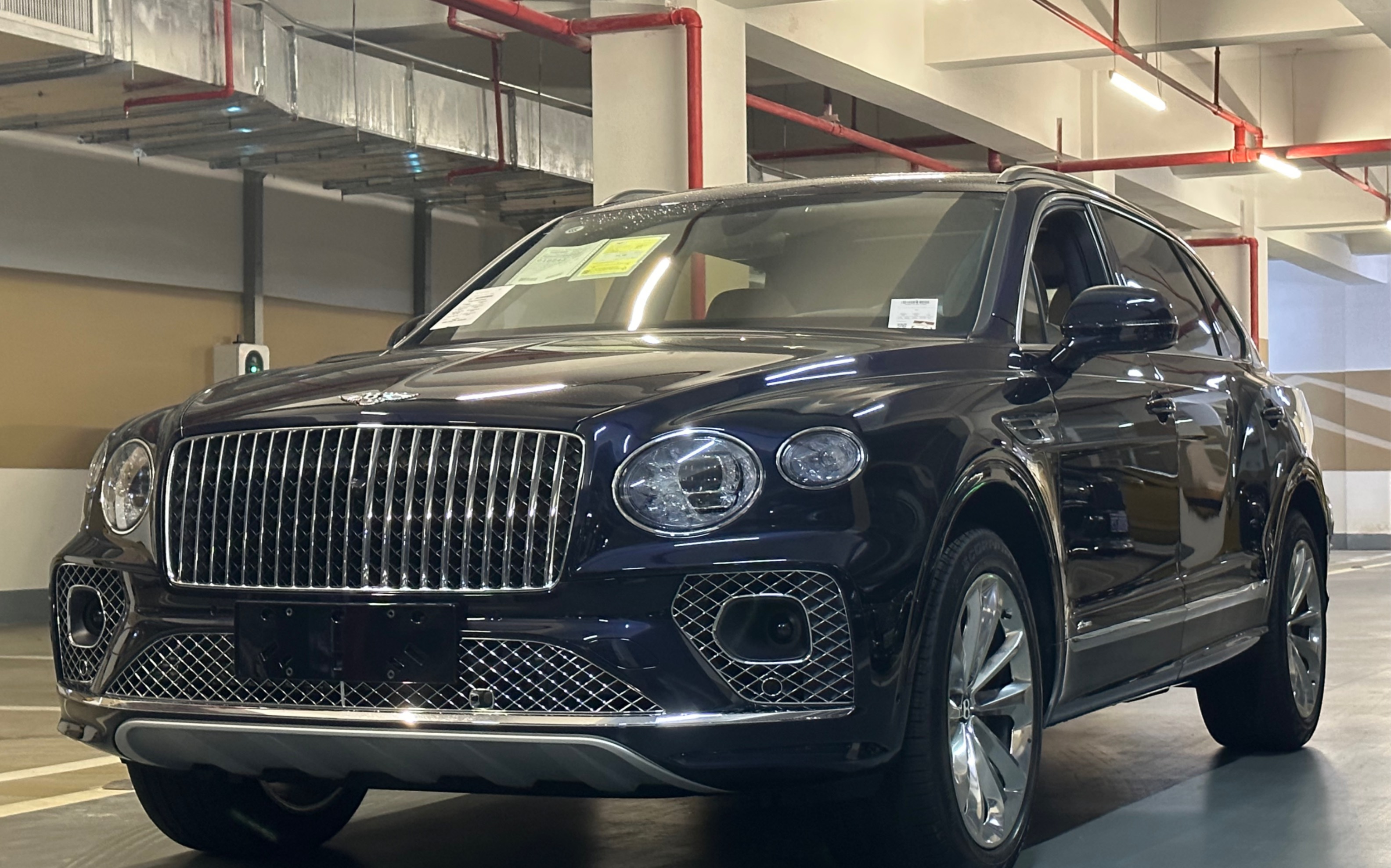 宾利添越长轴距版—深宝石96蓝色(4k高清),你会成为这台车的主人吗?