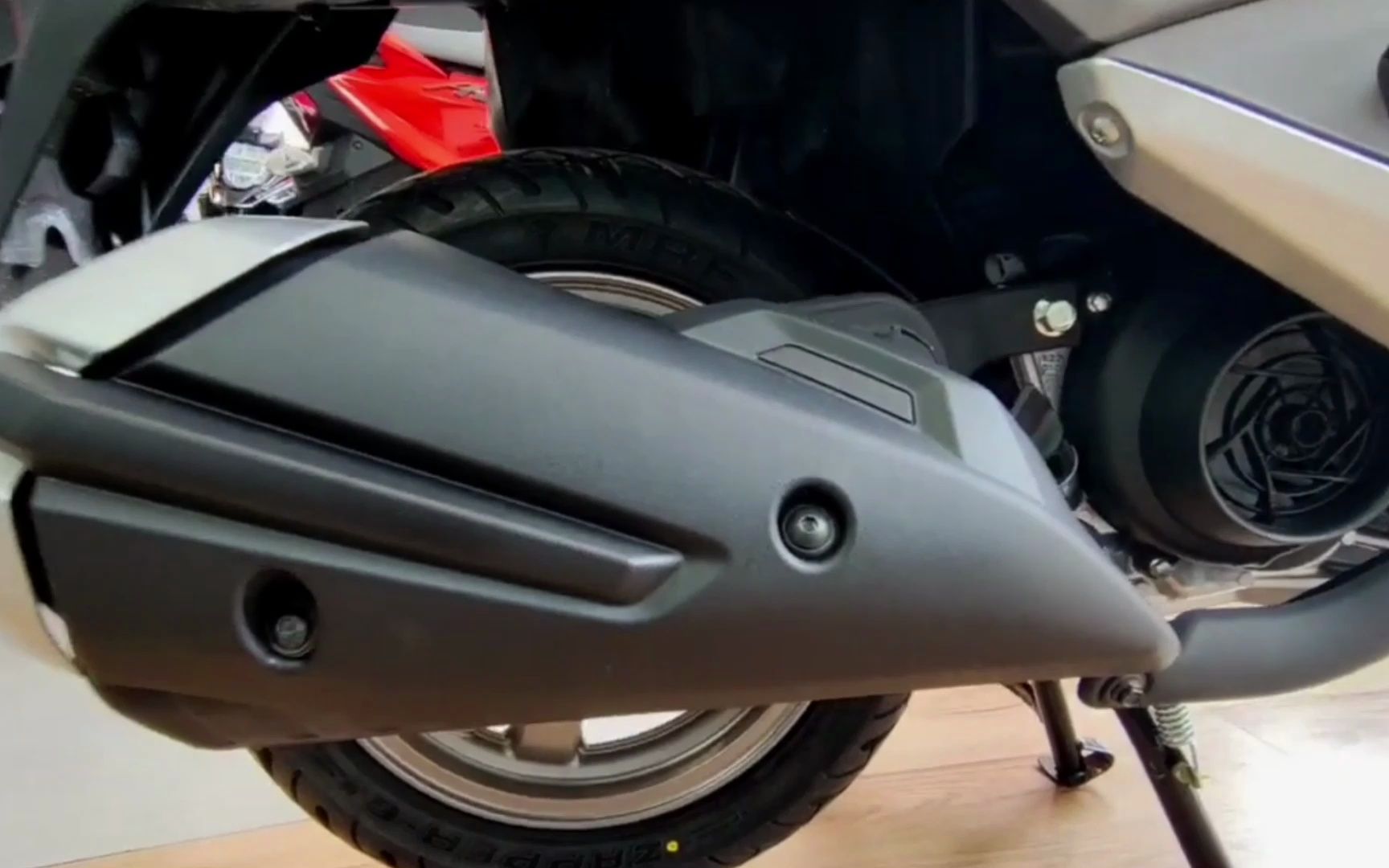 铃木汉堡人省油踏板车,排量125,售7850元,配cbs,通勤代步首选