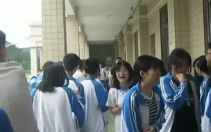 Télécharger la video: 高中男生穿年级主任同款衣服 同学们纷纷配合打招呼握手 “终于知道为什么学生需要穿校服了”