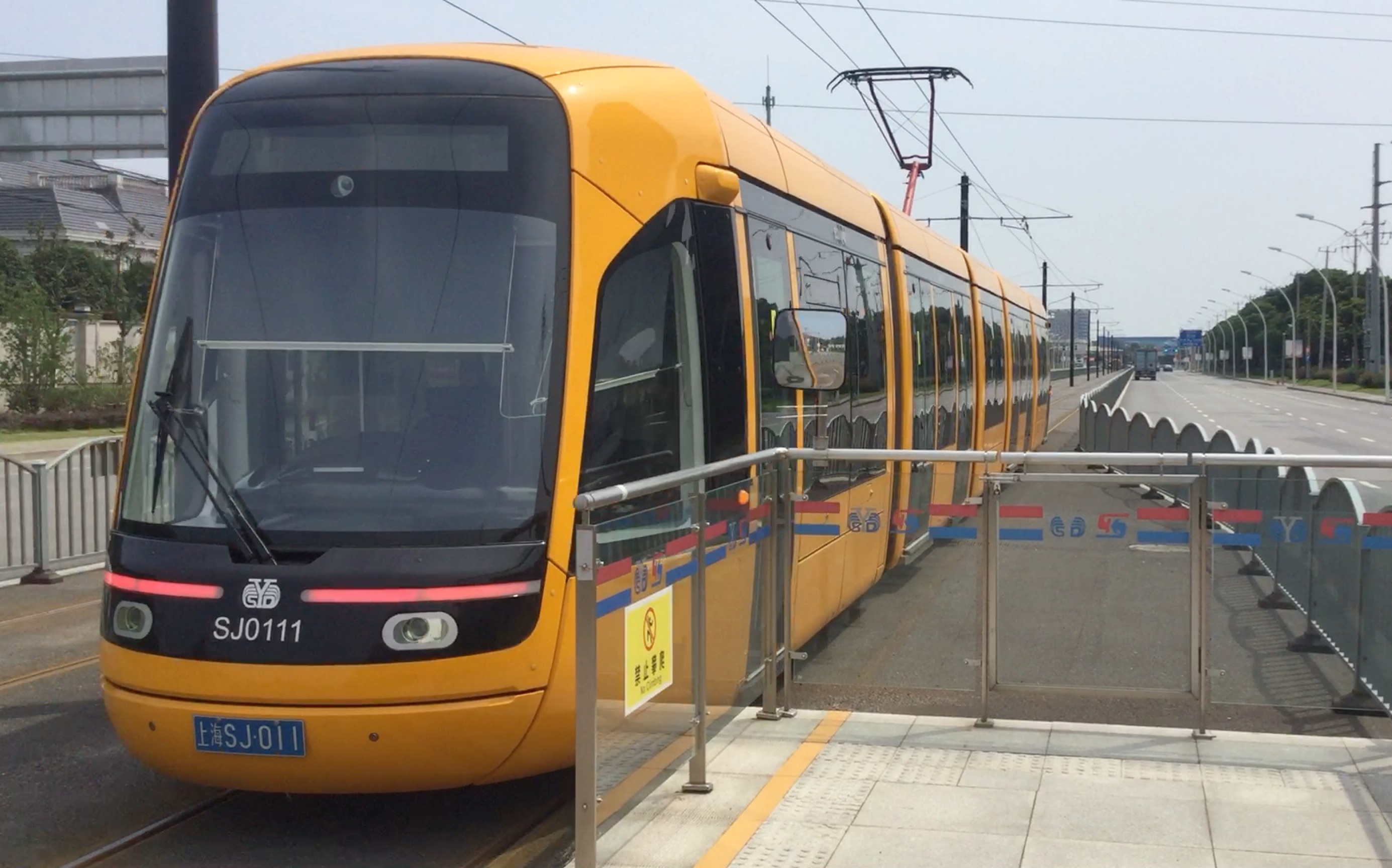 松江有轨电车2号线0111出联阳路站