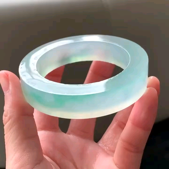 冰玻飘金丝绿翡翠手镯