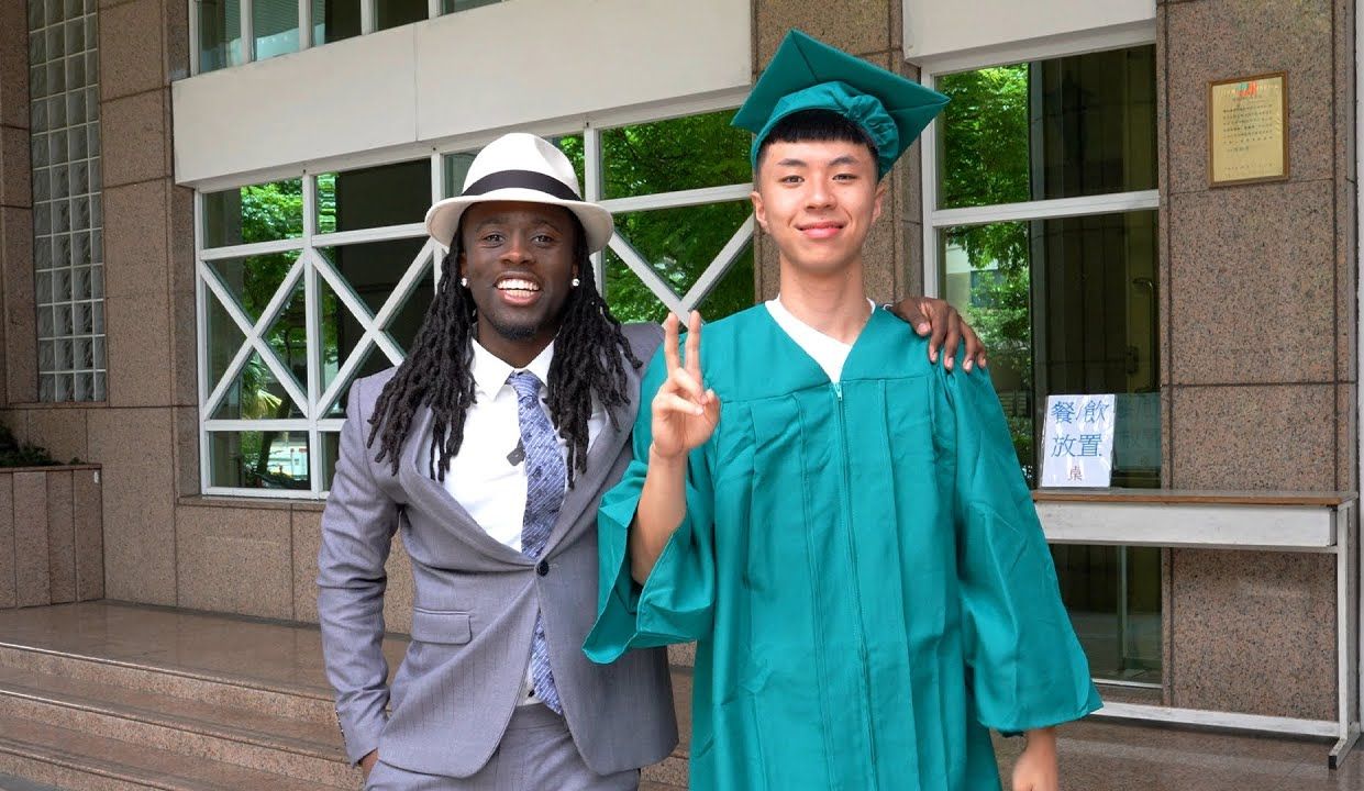 kai cenat前往台湾为了参加庆祝好友ray的毕业典礼