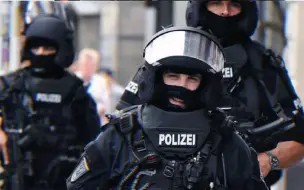 Video herunterladen: 【POLIZEI】又有谁能拒绝这么帅气的玻璃菜呢