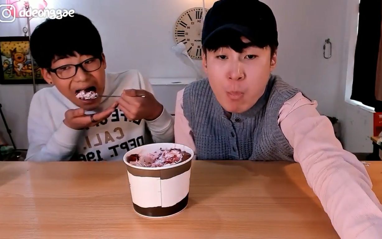 [韩国吃播]大胃王donkey开档一米大哥哥和侄子 雪冰red velvet草莓