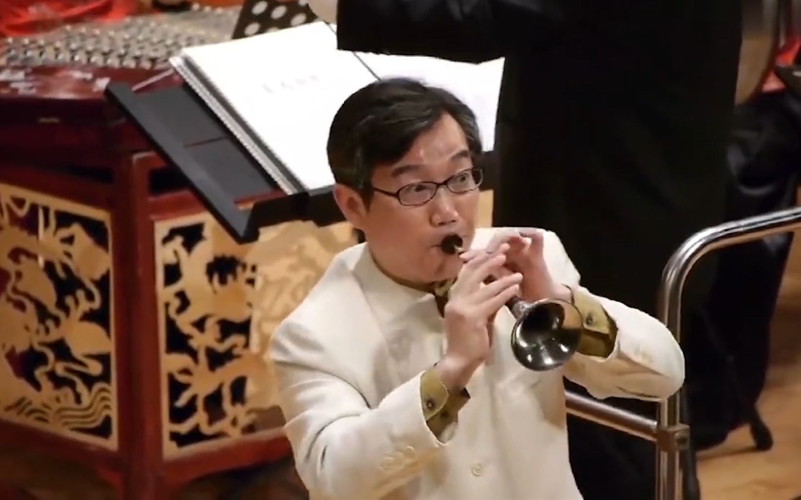 百般乐器唢呐为王不是升天就是拜堂