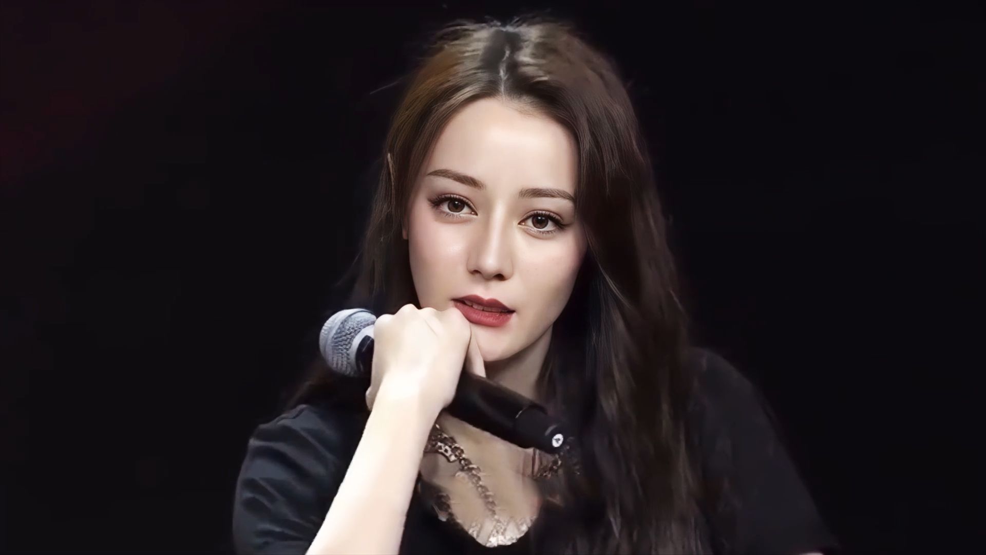 迪丽热巴坐地铁被偶遇,谁知举动引起哗然,这下真是爱了