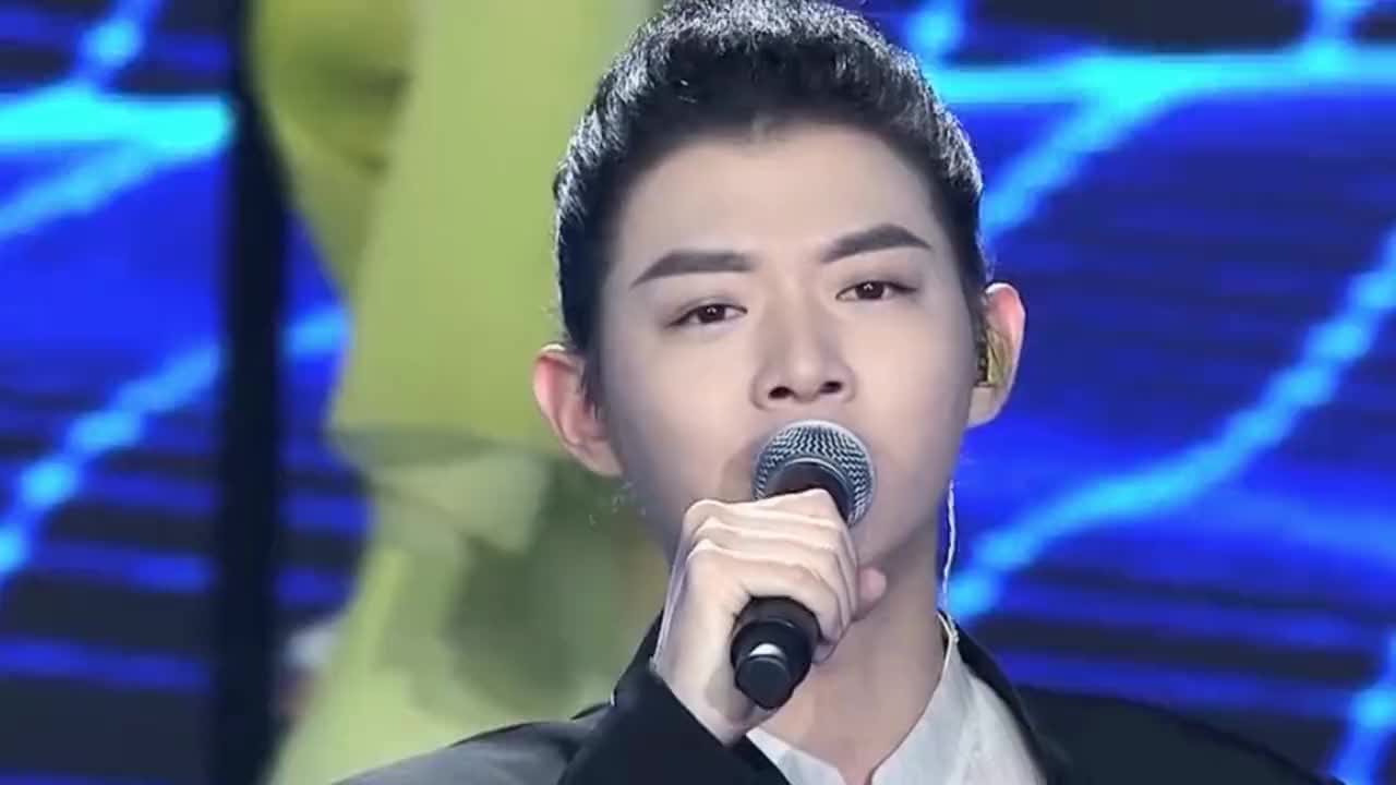 霍尊发文道歉并宣布告别演艺圈 陈露也开始新的生活