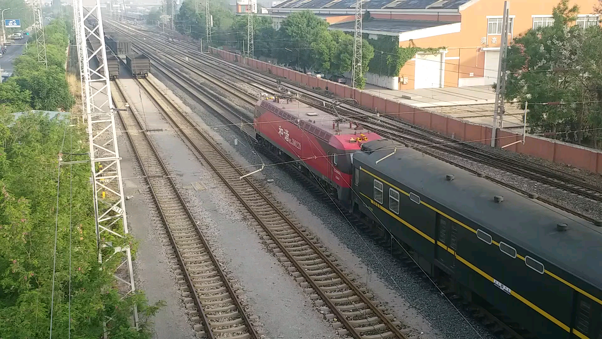 【铁路摄影】清晨的津山线,k28次通过天津站4号楼,尾部加挂从平壤回来