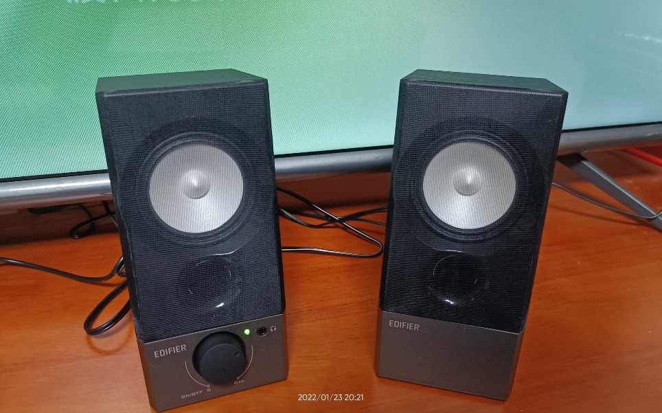 漫步者edifier r19u桌面音响播放