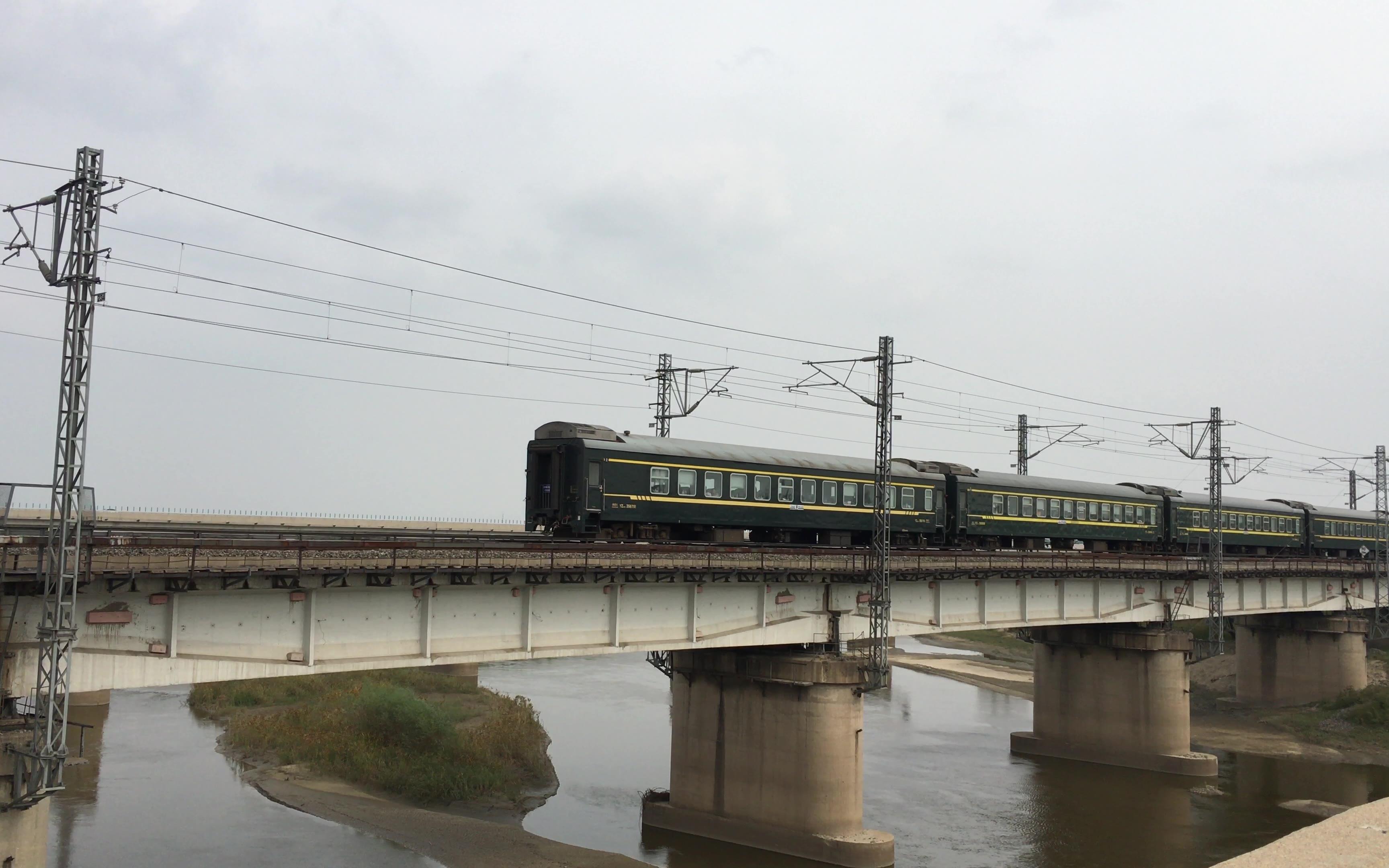 hxd3d0292牵引客车通过沈山铁路巨流河特大桥