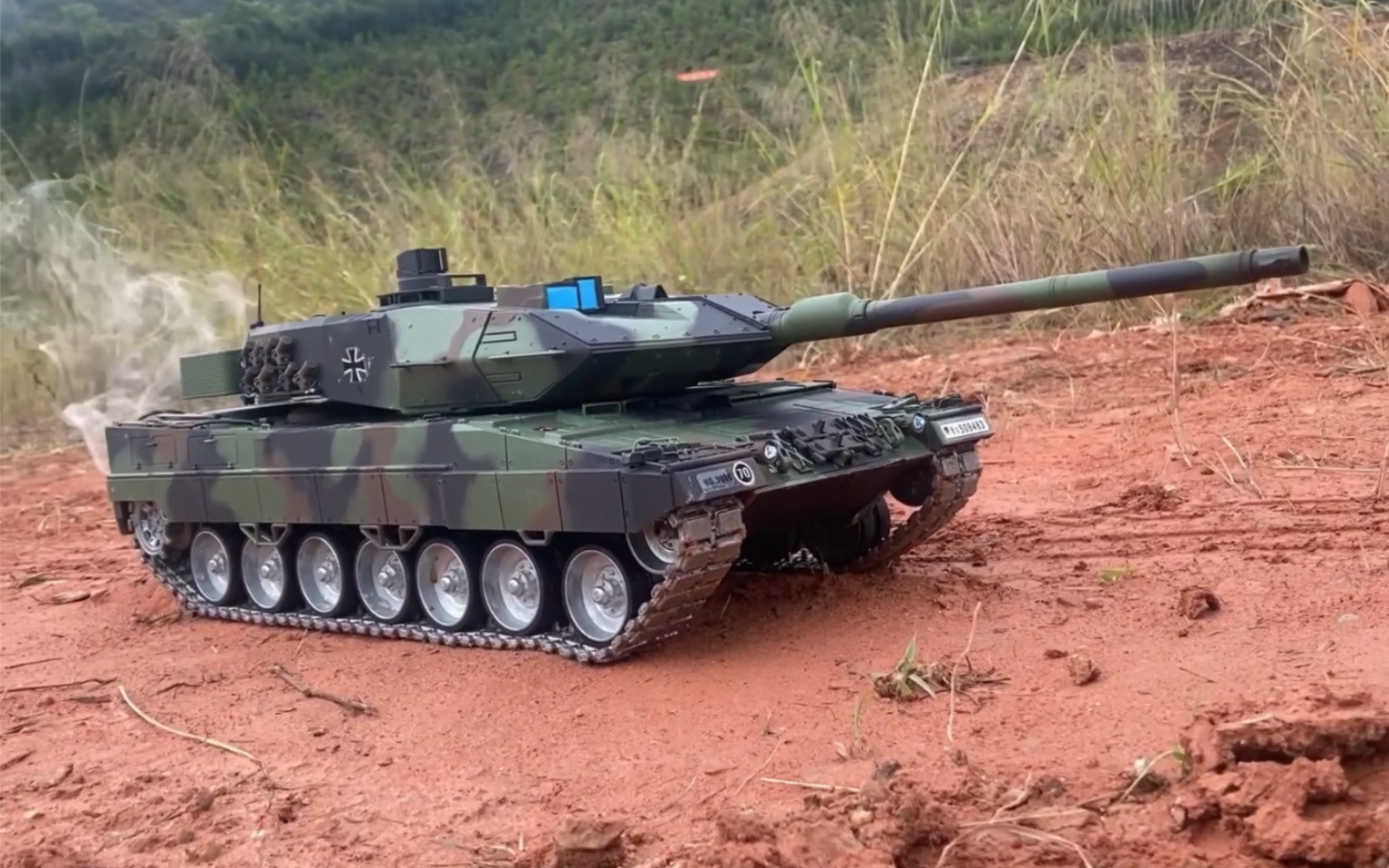 德国豹2a6当今世界最先进坦克野跑测试!千元之内最香的玩具