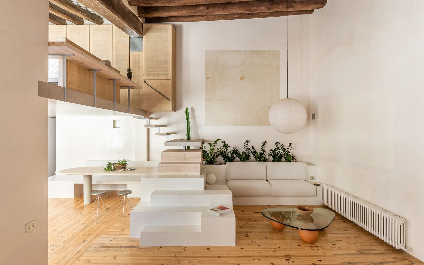 一套位于巴塞罗那的自然原木风loft