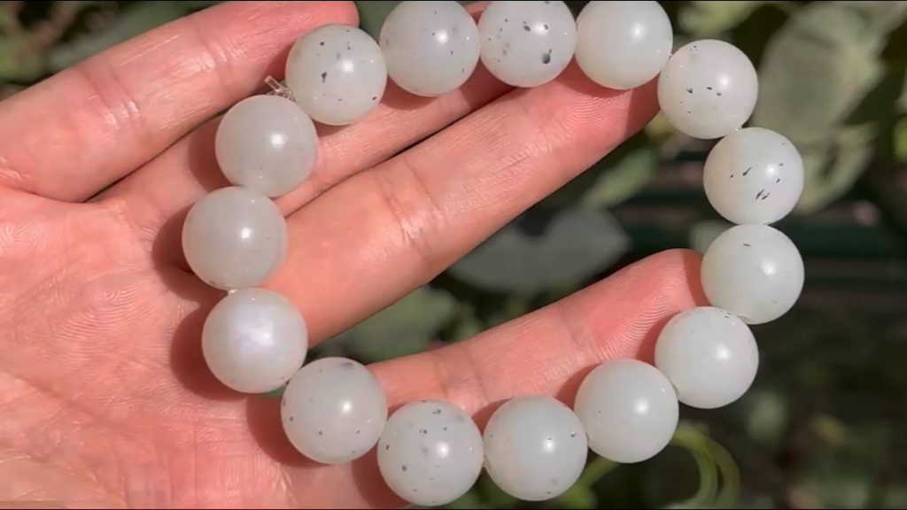 和田玉籽料点墨青花手串,肉质细腻,一级白,点墨青花,无伤无裂,颗颗纯