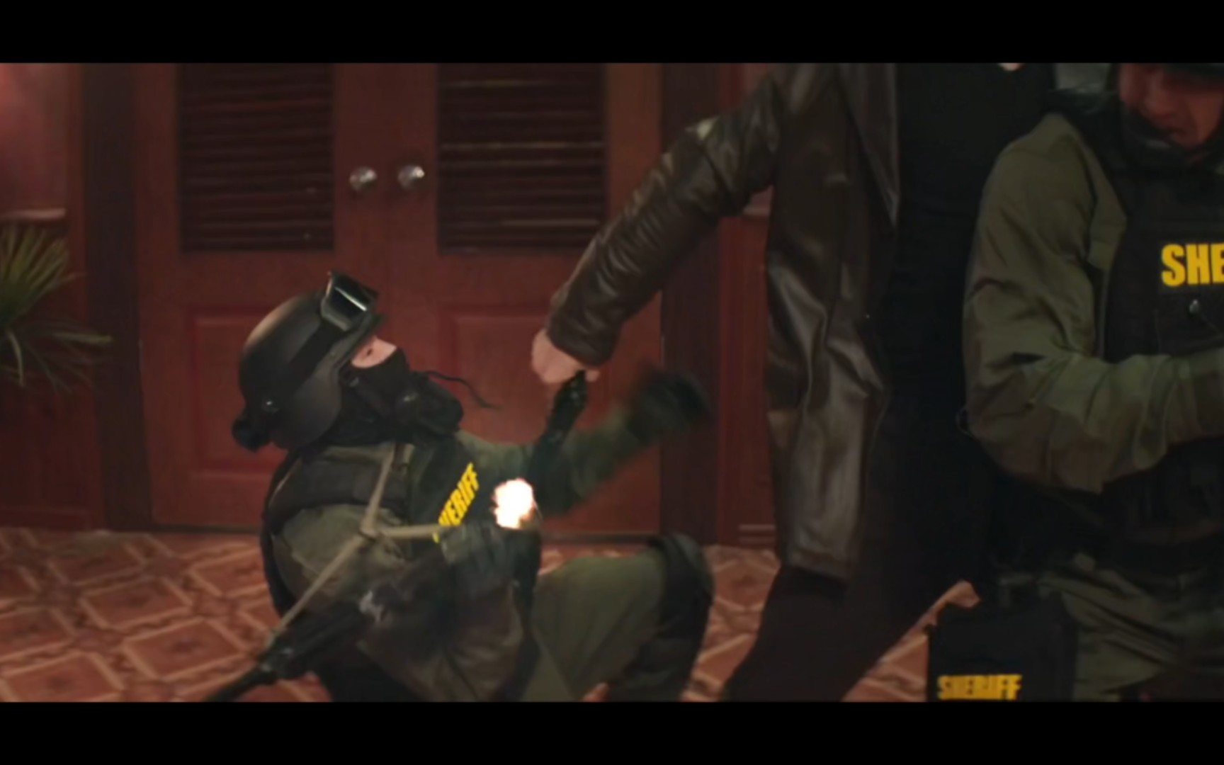 蒙面特警被枪击打倒