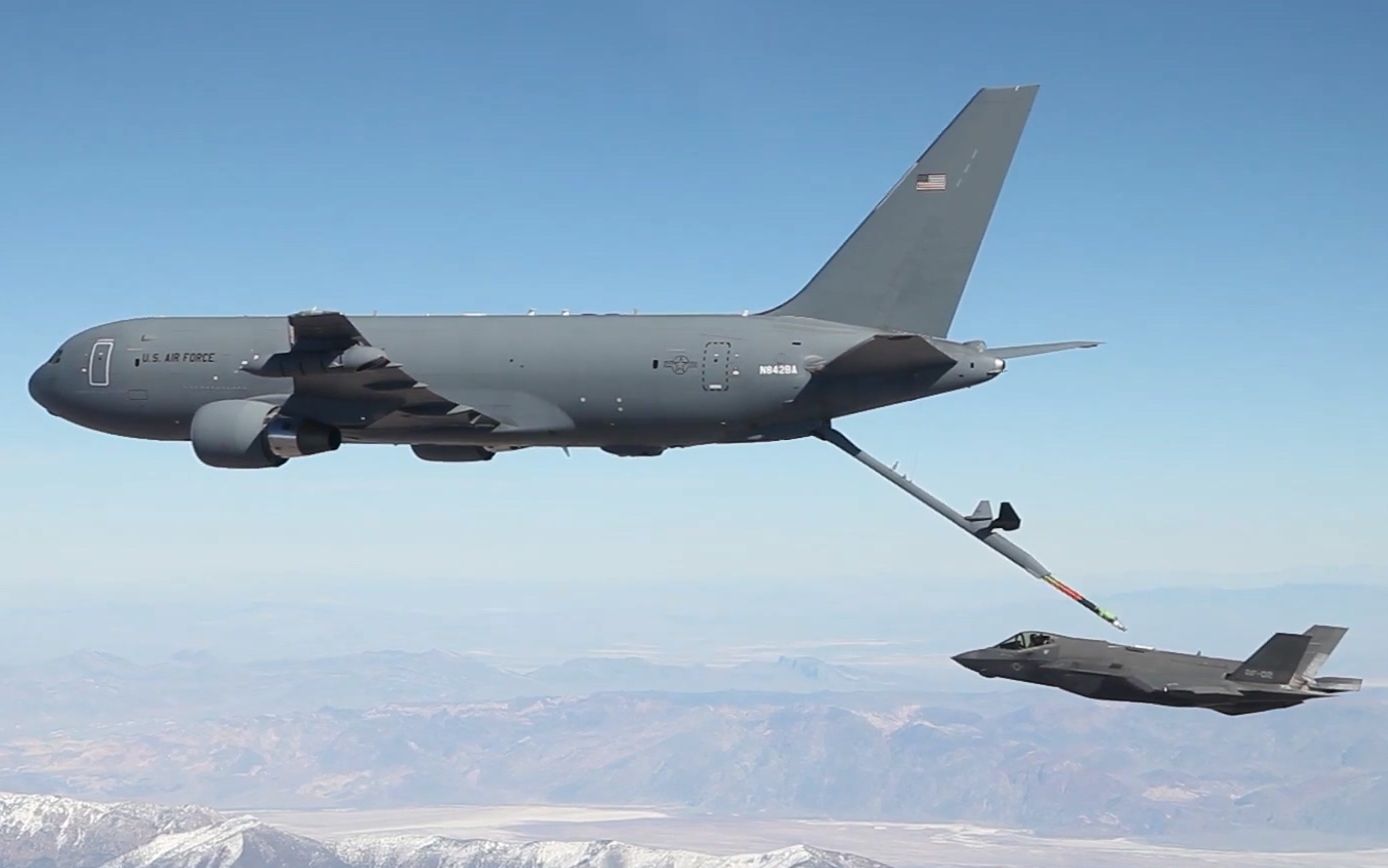 爱德华兹空军基地kc-46加油机和f-35战机完成空中加油测试_哔哩哔哩