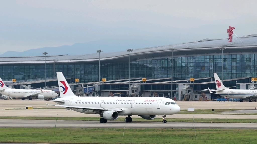 东航a321滑行出港