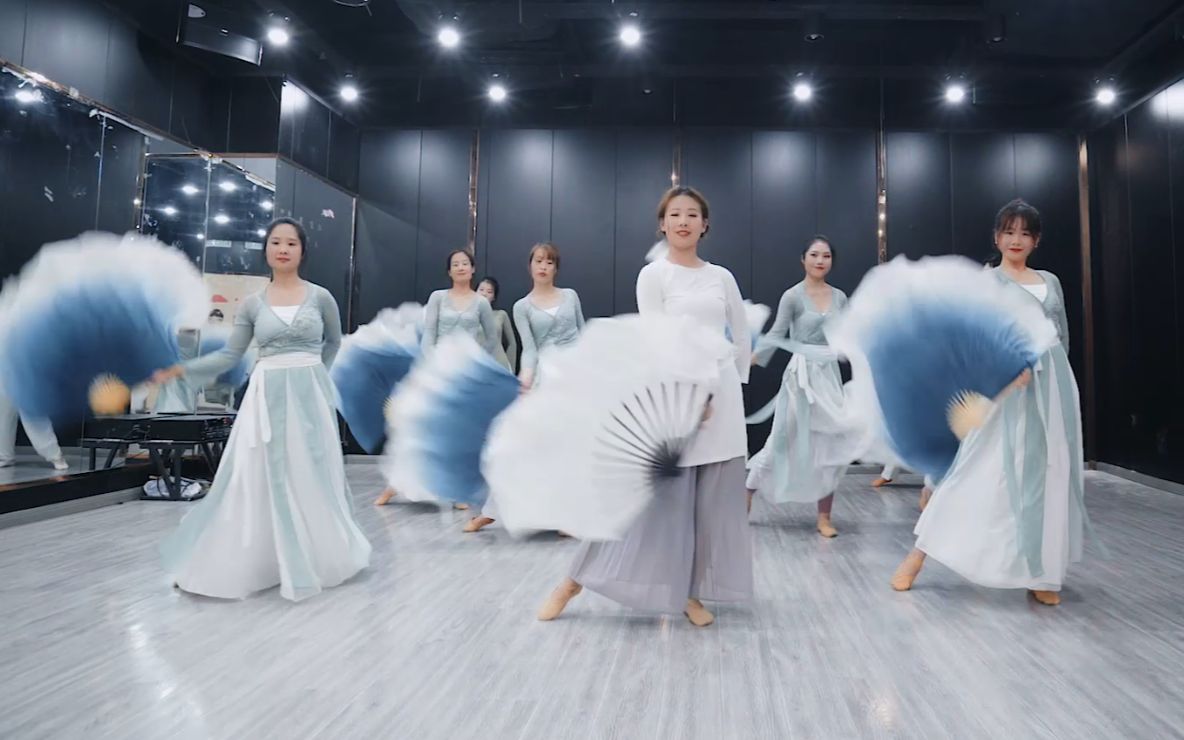 零基础版《笑纳》扇子舞-【单色舞蹈】(郑州)中国舞兴趣班展示_哔哩