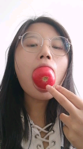 一口吞西红柿?,强忍着没笑出来,同学说