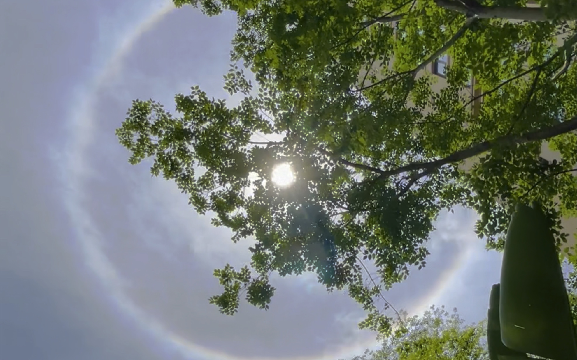 5月4日中午,重庆天空突现日晕奇观.