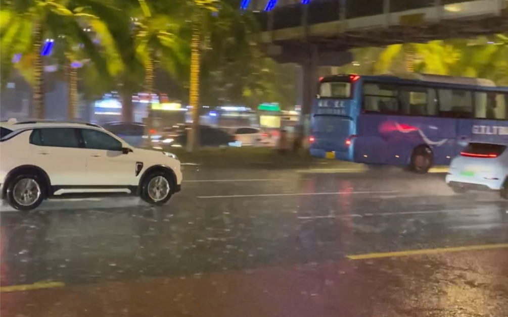 [图]特大暴雨……裂开了……