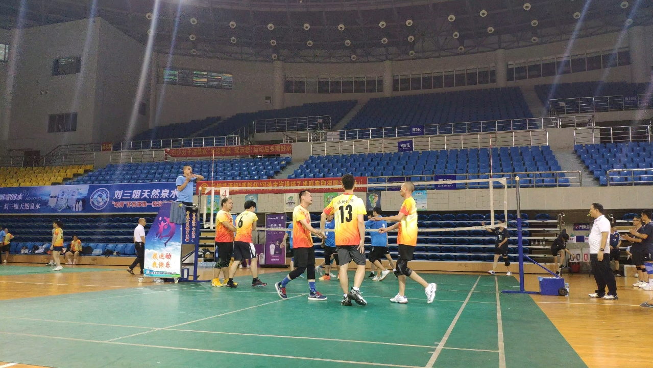 气排球:热身与预赛(河池市气排球乙级联赛)国标气排球.