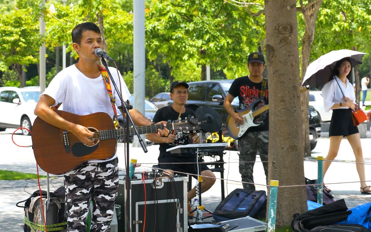 听着街头乐队唱许巍温暖感受到了恋爱的味道